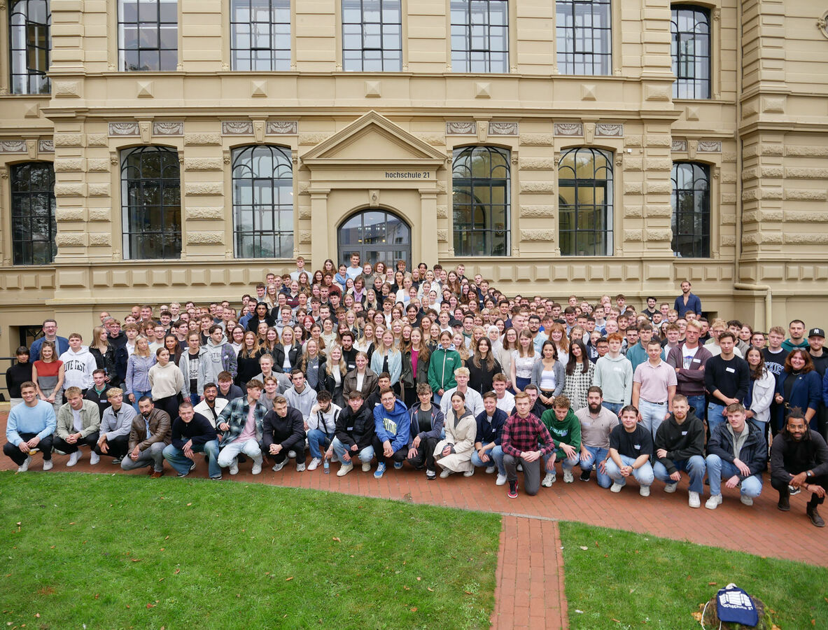 Gruppenfoto aller Erstsemester vor dem Hochschulgebäude