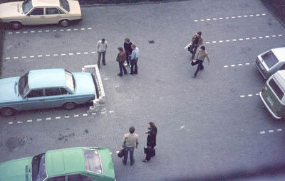 Das eingemauerte Auto auf dem Parkplatz von oben