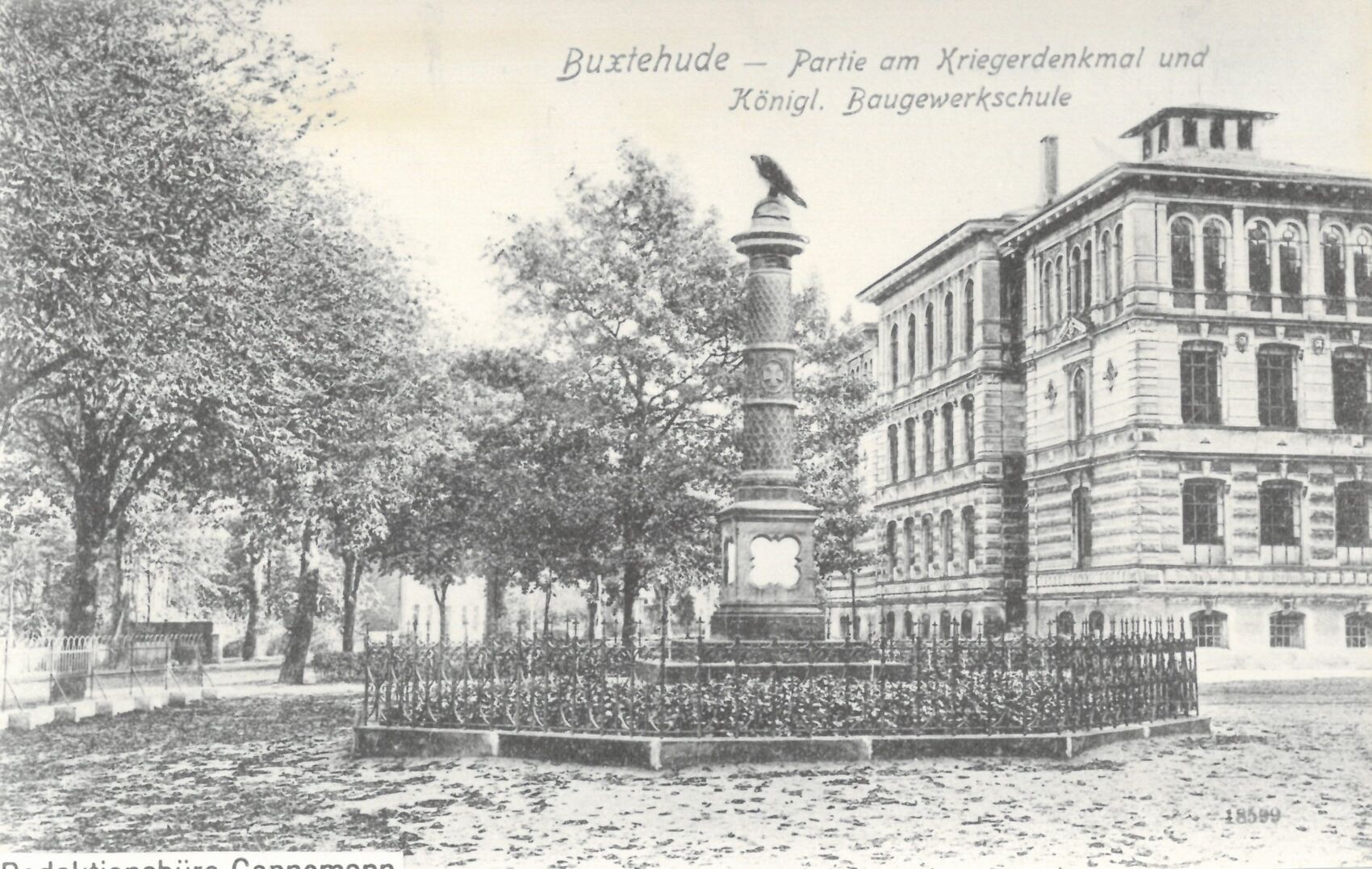 Postkarte mit dem Kriegsdenkmal im Vordergrund und der Hochschule im Hintergrund