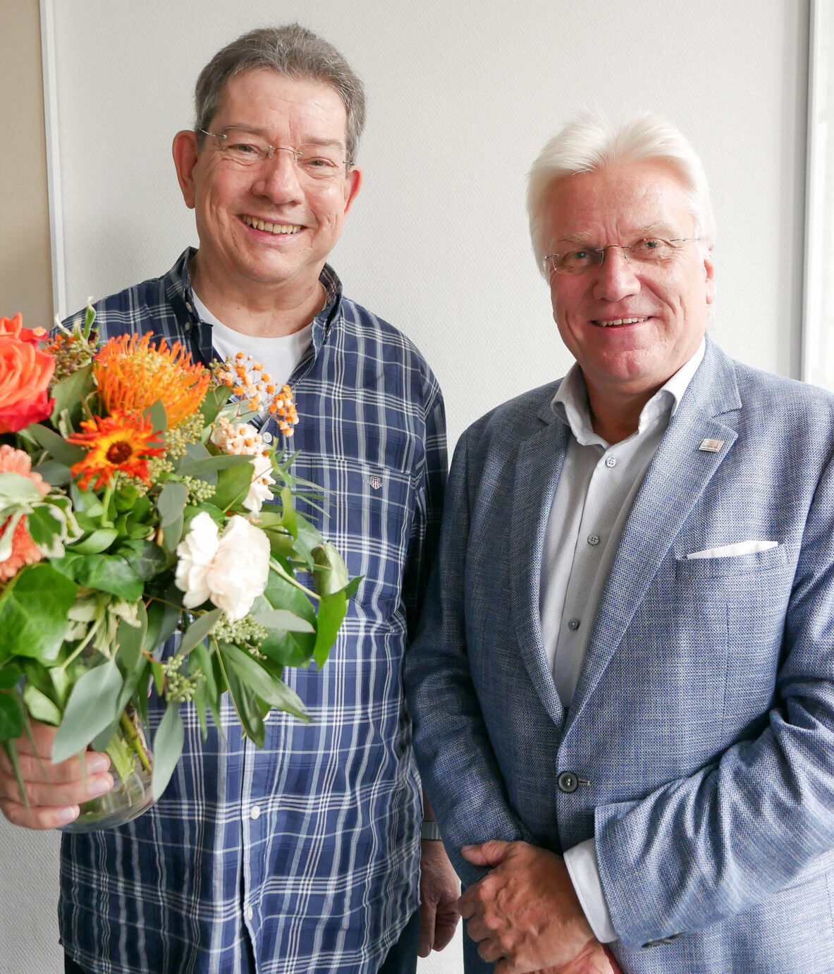 Dipl.-Ing. Claus-Dieter Schink mit Blumenstrauß neben Hochschulpräsident Prof. Dr.-Ing. Ingo Hadrych