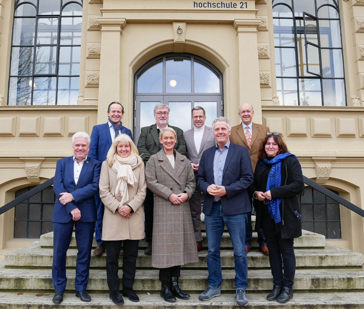 Gruppenfoto mit der Hochschulleitung, Vertreterinnen und Vertreter des Ministeriums für Wissenschaft und Kultur sowie des Aufsichtsrates der hochschule 21