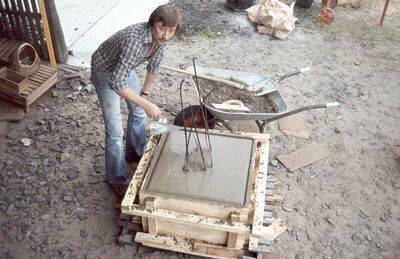 Das Fundament des Obelisken wird mit Beton in der Schalung gegossen