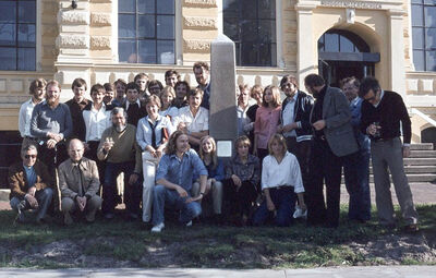 Der Abschlussjahrgang 1976-1979 der Fachhochschule Nordostniedersachsen steht um den Obelisken versammelt vor dem Hochschulgebäude