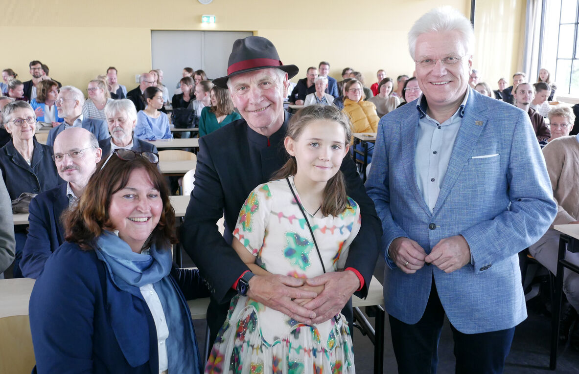 Jasper Herrmann in der Mitte mit seiner Enkelin Leni, links Barbara Zimmermann, rechts Ingo Hadrych vor dem Publikum vor dem Publikum