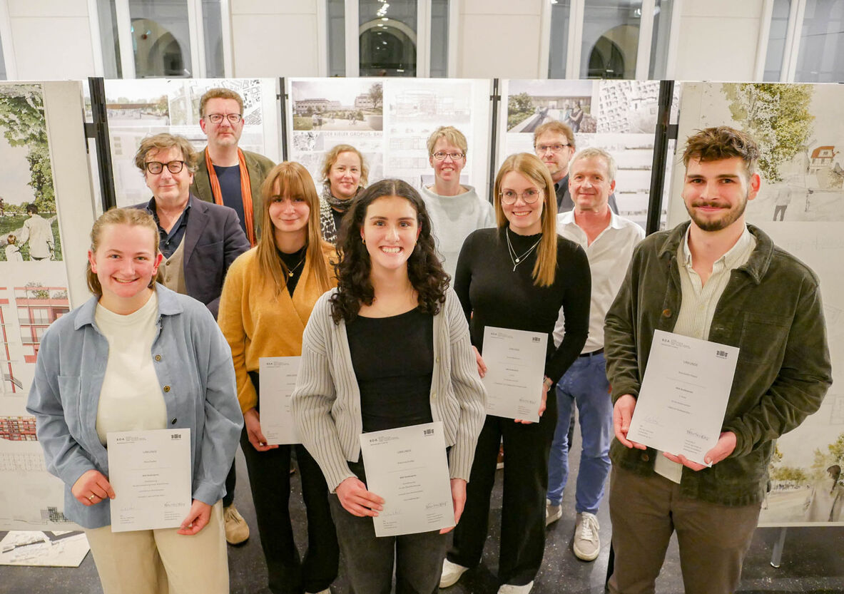 Gruppenfoto der ausgezeichneten Studierenden mit Mitgliedern des BDA