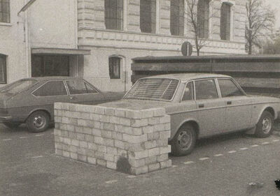 Die Mauer steht hinter dem Auto