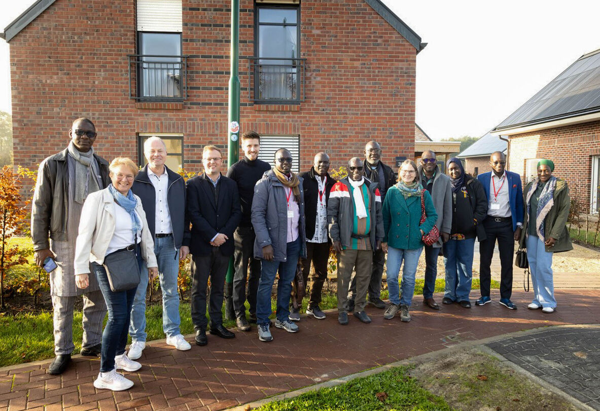 Gruppenfoto der Delegation aus dem Senegal mit Vertreter:innen der hochschule 21, der HAW und Viebrockhaus AG